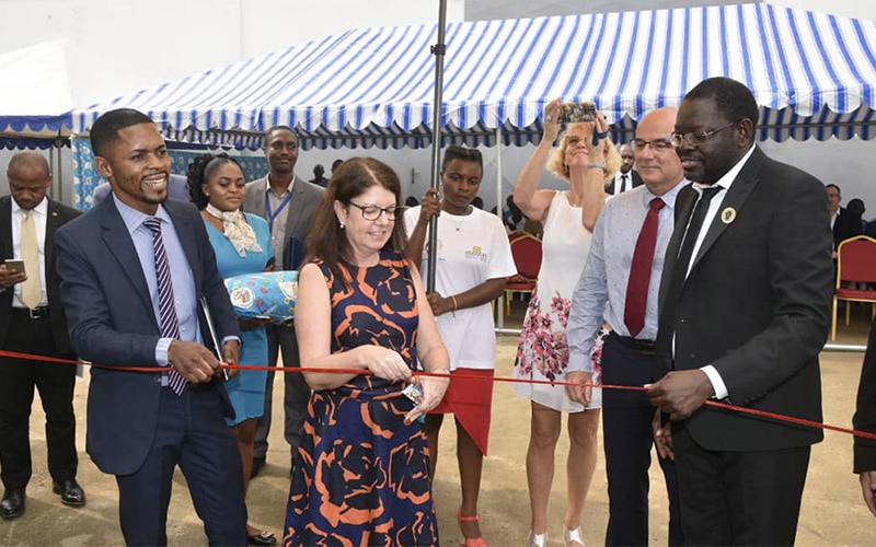 En Anglais: British Deputy High Commissionner au Cameroun, Mrs Sharon Ganney, a inauguré la centrale de cogénération installée sur le site d’Agrocam