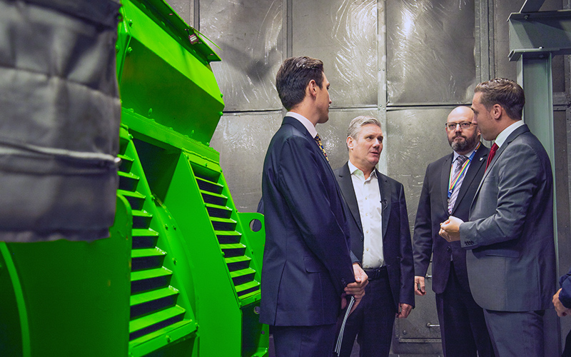 In engleza: Labour Leader Sir Keir Starmer visits University of Liverpool CHP Energy Centre