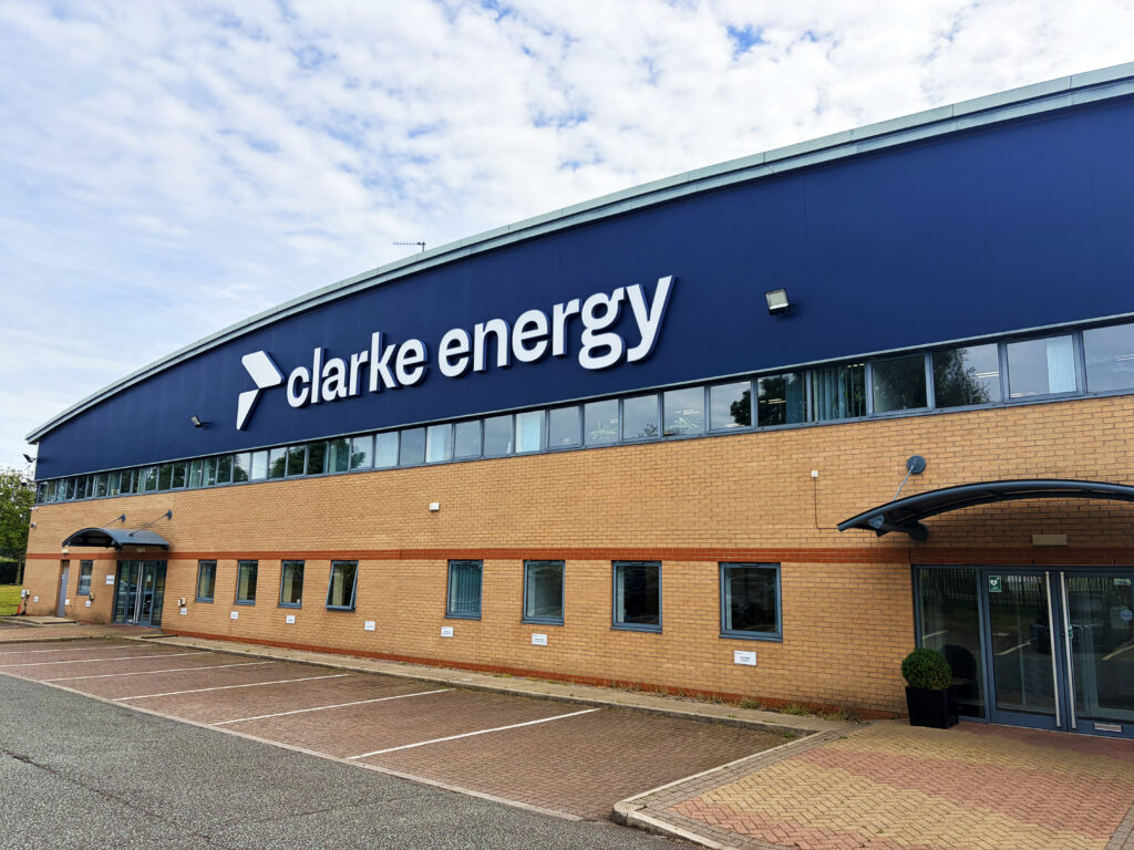 Fotografie a clădirii Clarke Energy cu noua siglă 